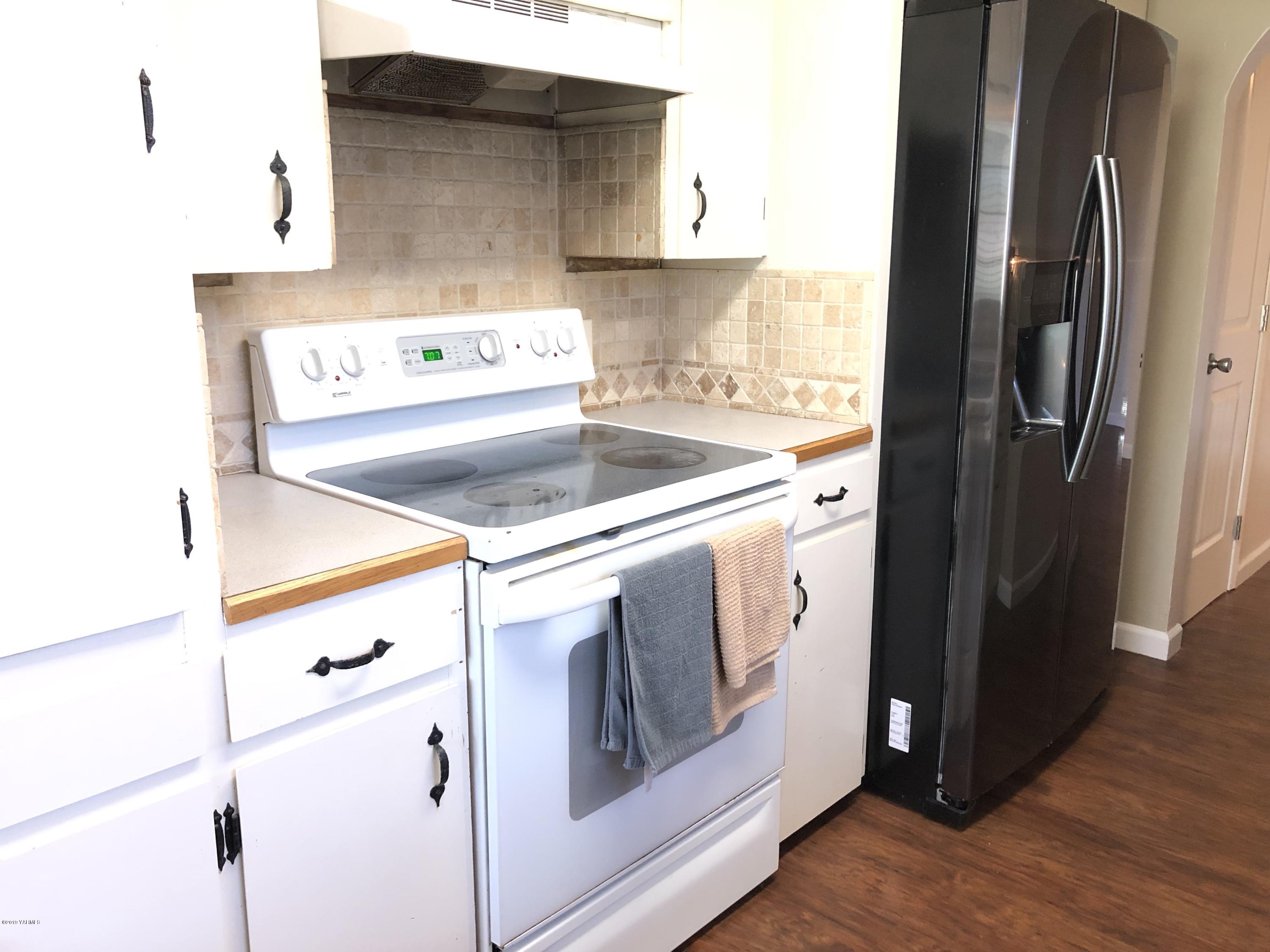 206 Hunziker Road Yakima, WA 98908 - Photo 19 of 28 a kitchen with a stove and a refrigerator