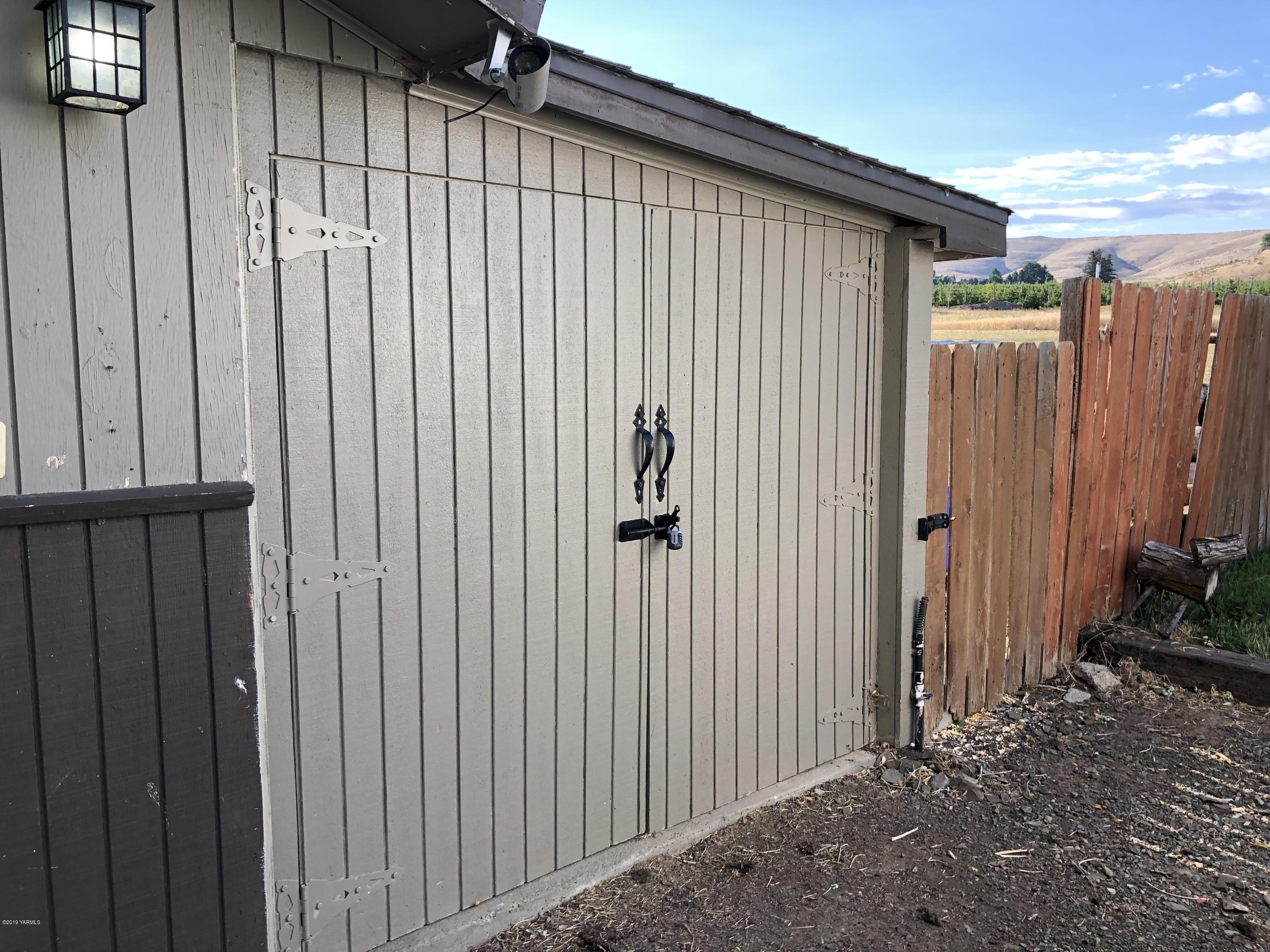 206 Hunziker Road Yakima, WA 98908 - Photo 20 of 28 a view of a backyard
