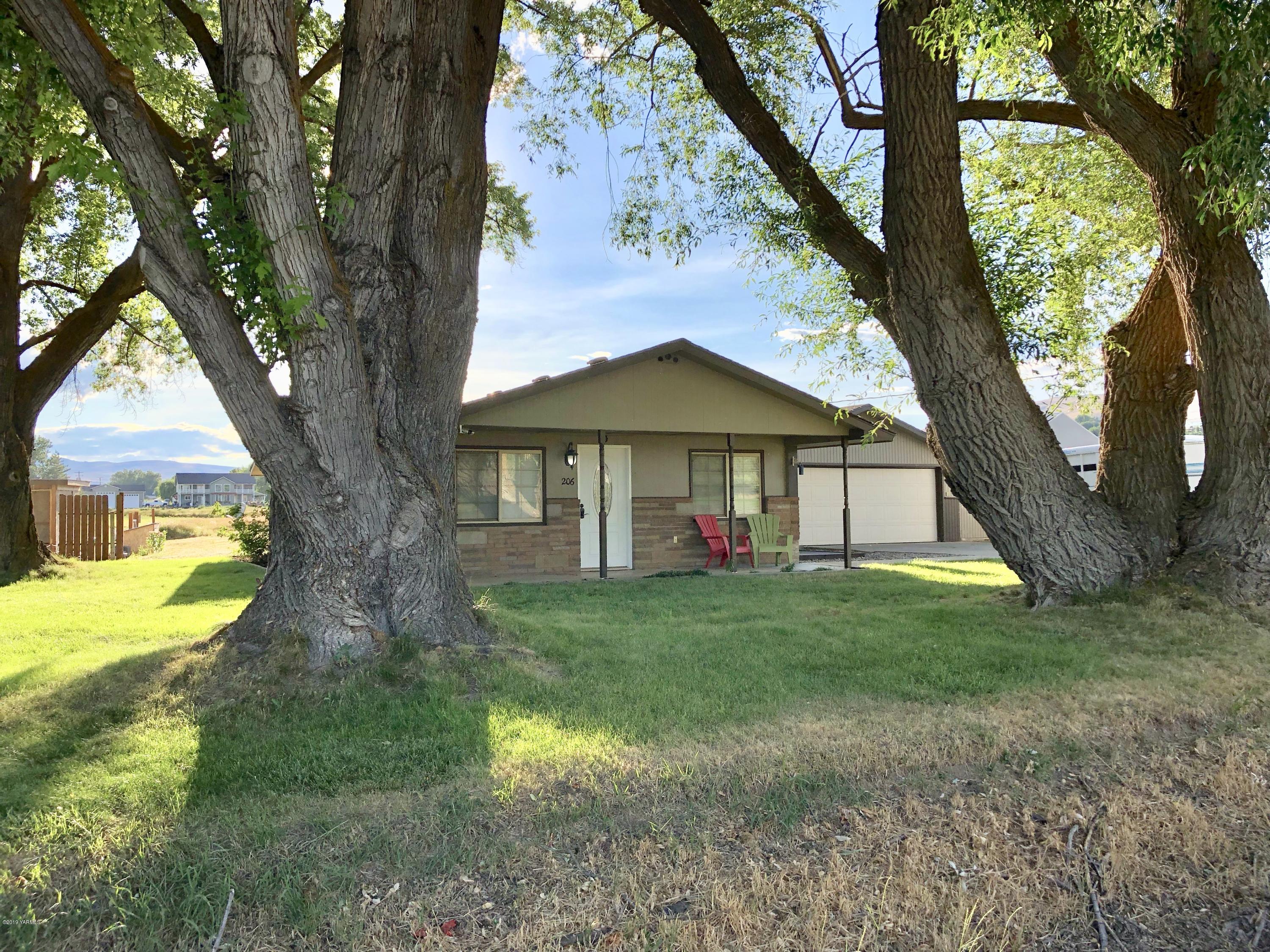 206 Hunziker Road Yakima, WA 98908 - Photo 3 of 28 a view of a house with a yard