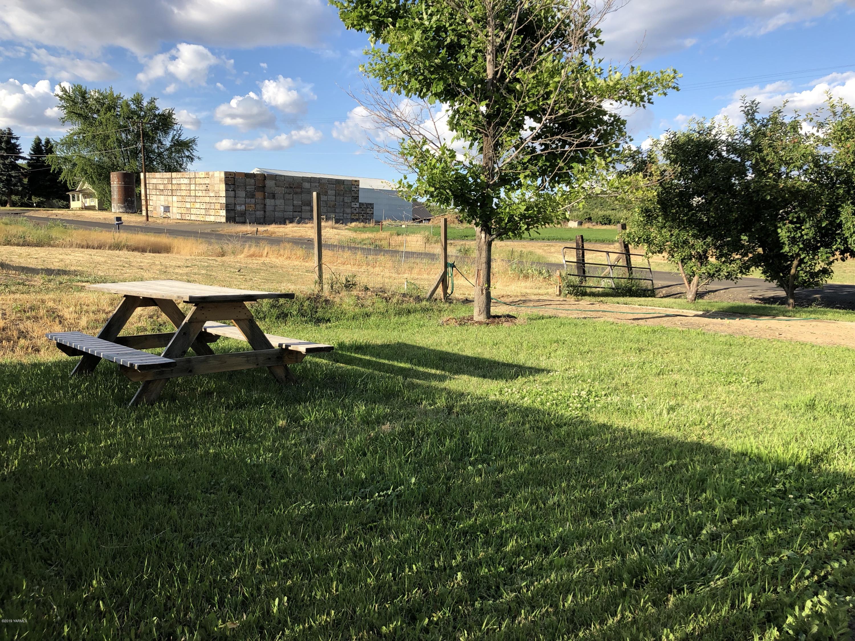 206 Hunziker Road Yakima, WA 98908 - Photo 23 of 28 a view of a house with pool