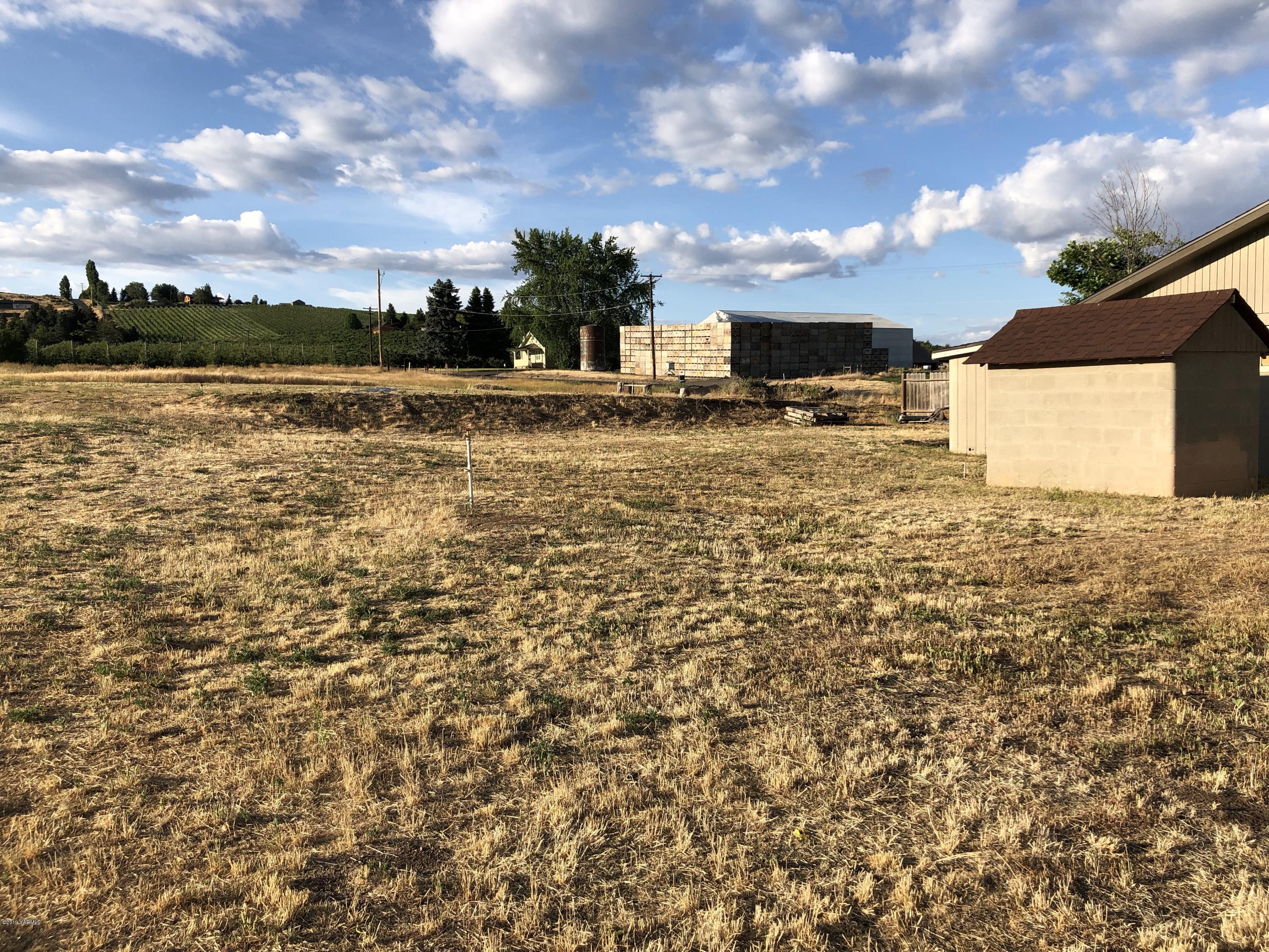 206 Hunziker Road Yakima, WA 98908 - Photo 25 of 28 a view of a patio with a yard
