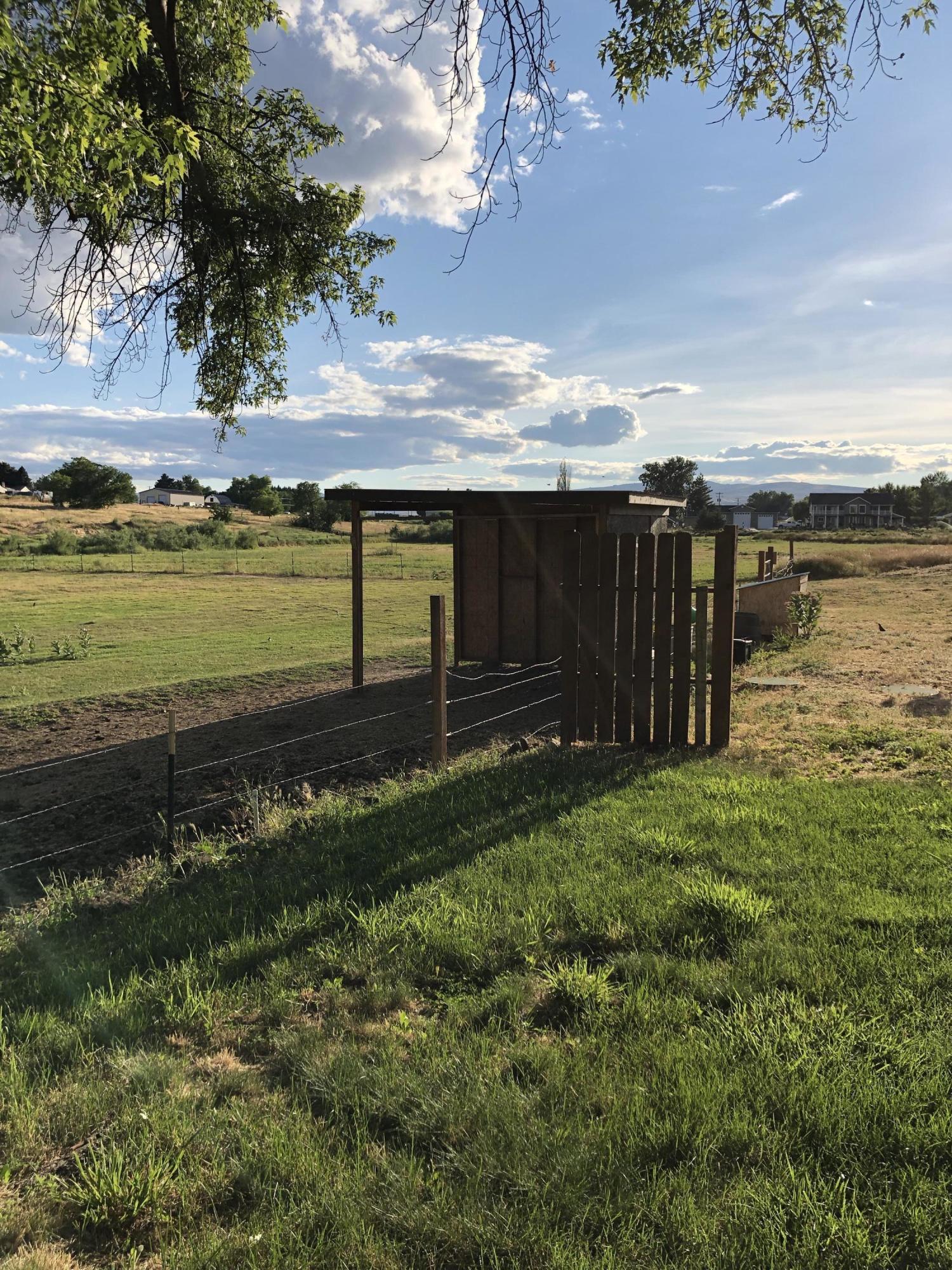 206 Hunziker Road Yakima, WA 98908 - Photo 28 of 28 a view of a garden with an outdoor space