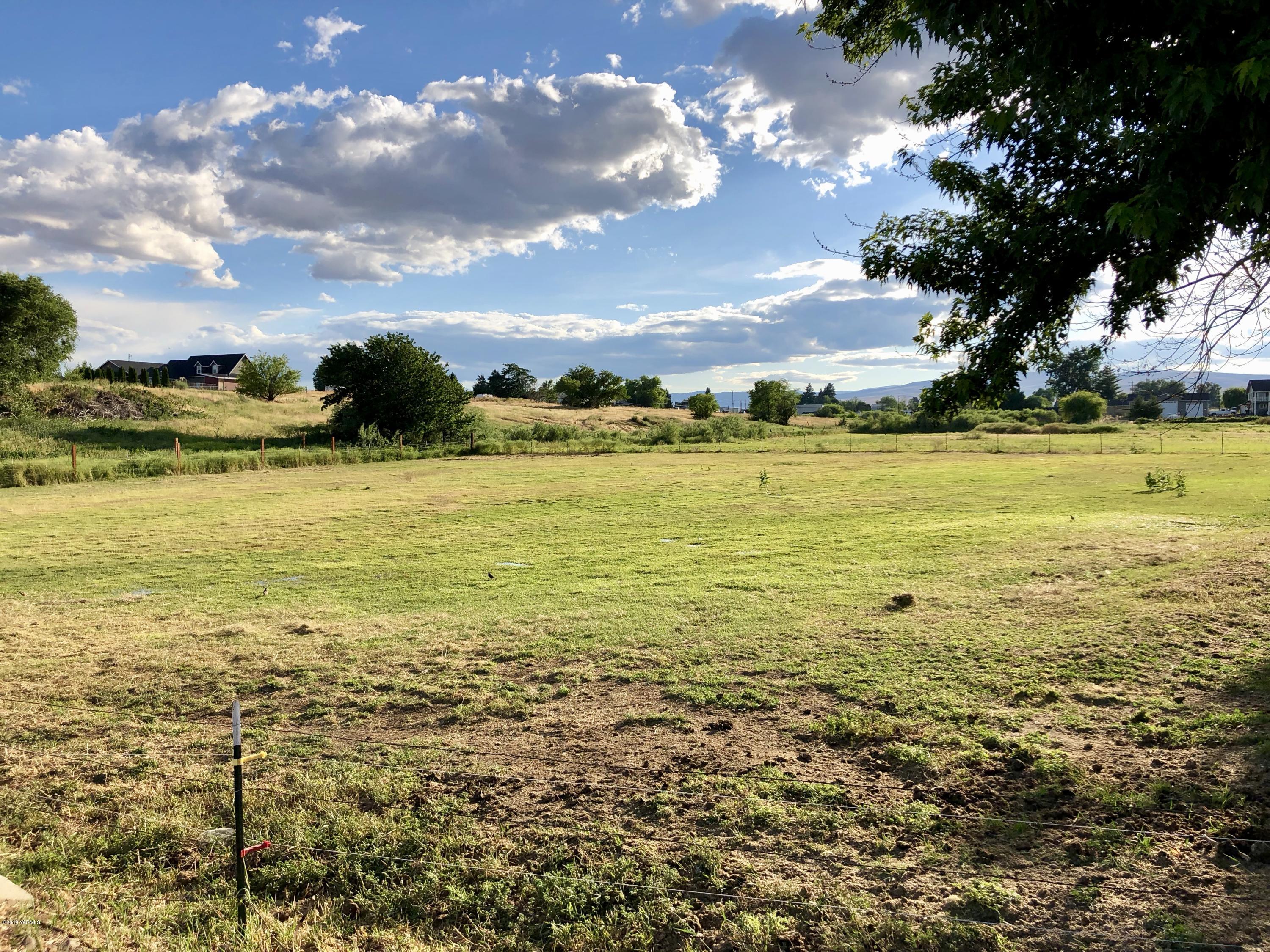 206 Hunziker Road Yakima, WA 98908 - Photo 5 of 28 a view of an ocean from a city