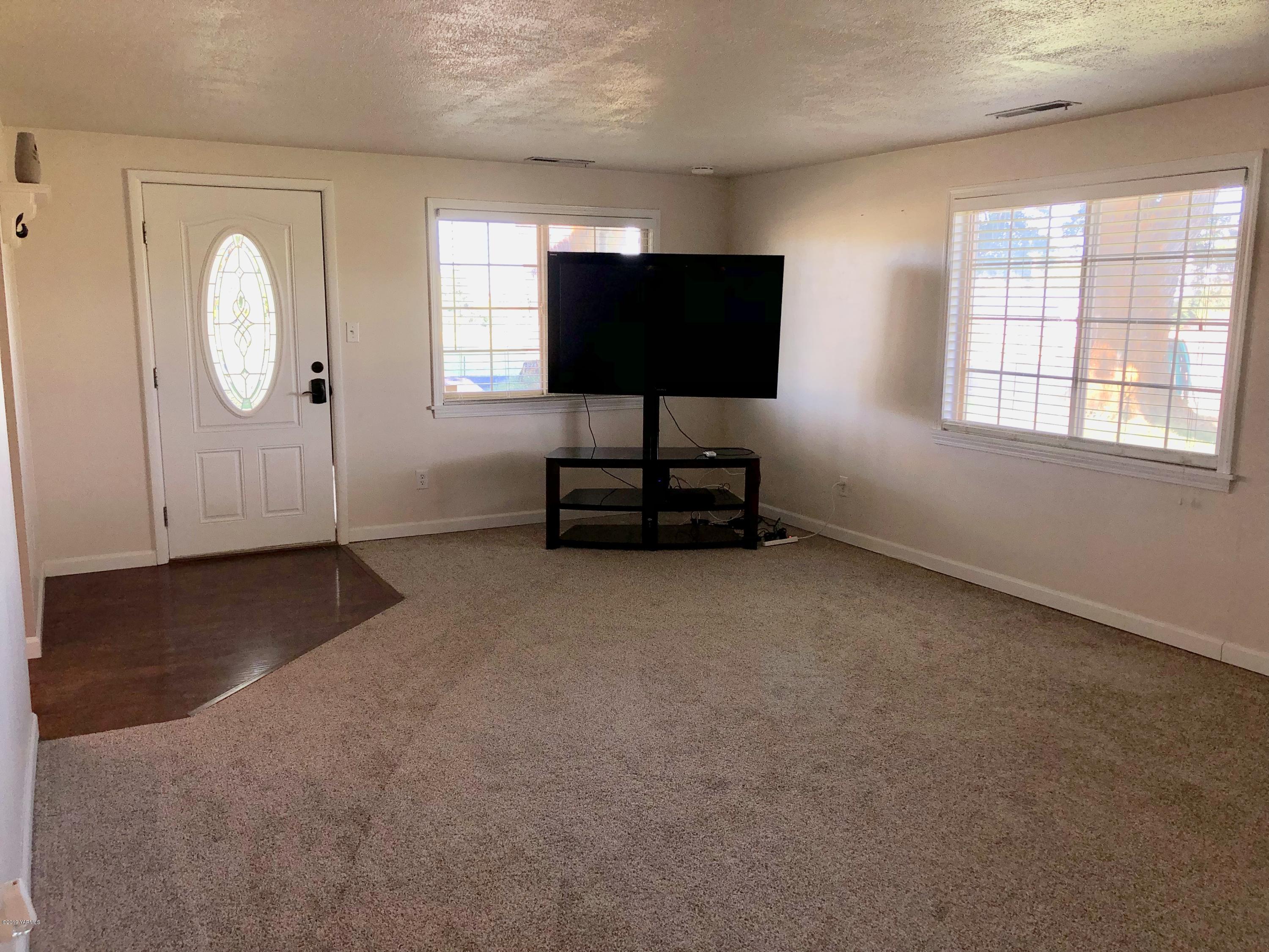 206 Hunziker Road Yakima, WA 98908 - Photo 6 of 28 an empty room with windows cabinet and mirror