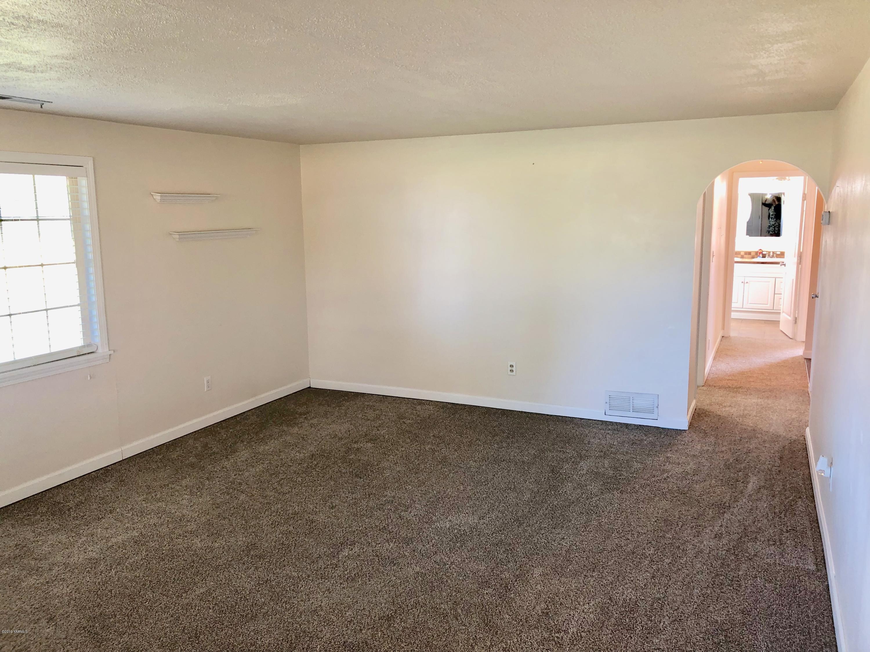 206 Hunziker Road Yakima, WA 98908 - Photo 7 of 28 an empty room with windows