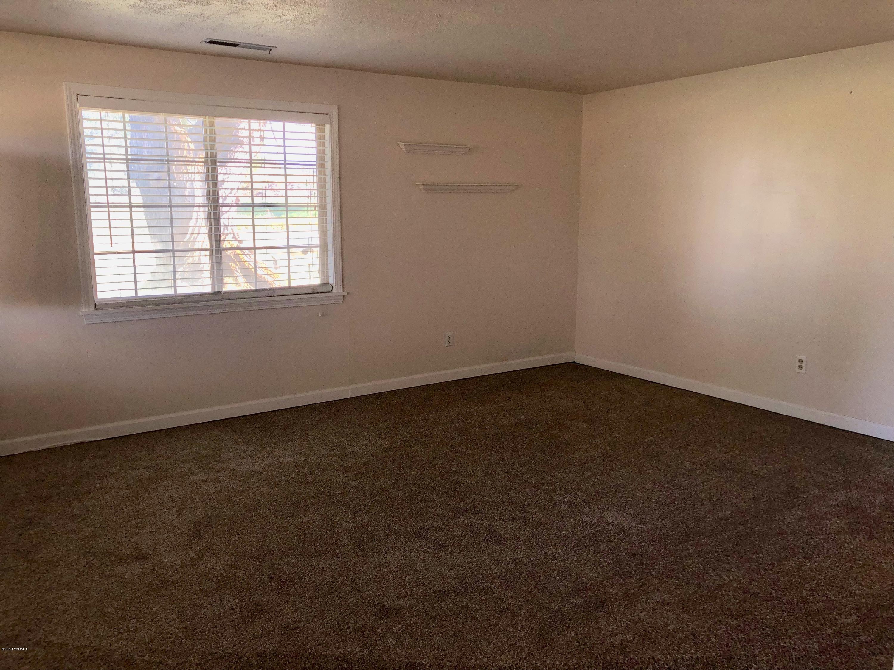 206 Hunziker Road Yakima, WA 98908 - Photo 8 of 28 an empty room with a window