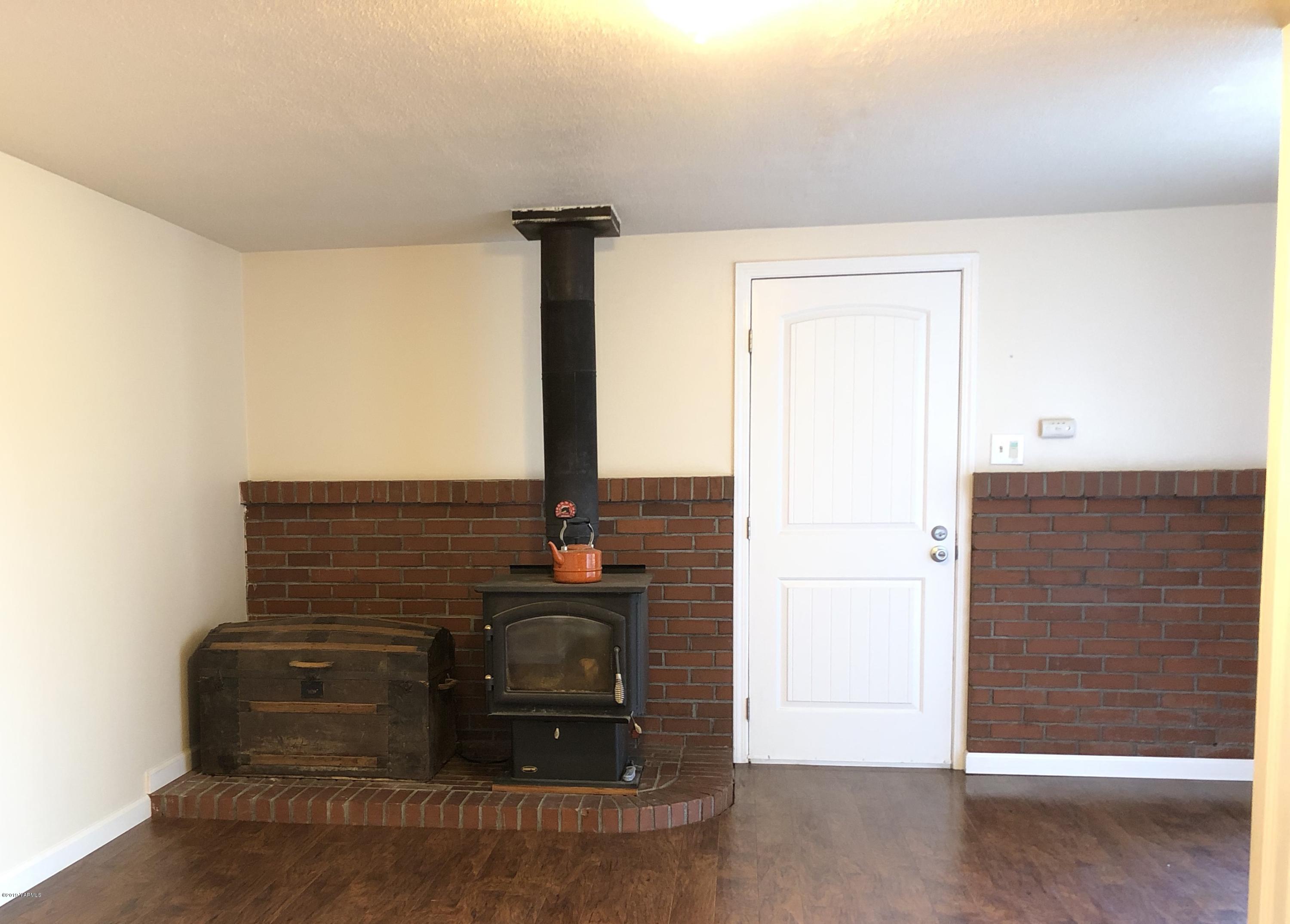 206 Hunziker Road Yakima, WA 98908 - Photo 9 of 28 a view of an empty room with wooden floor and windows
