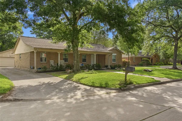 $299,900 | 803 Stephen Court, Friendswood, TX 77546