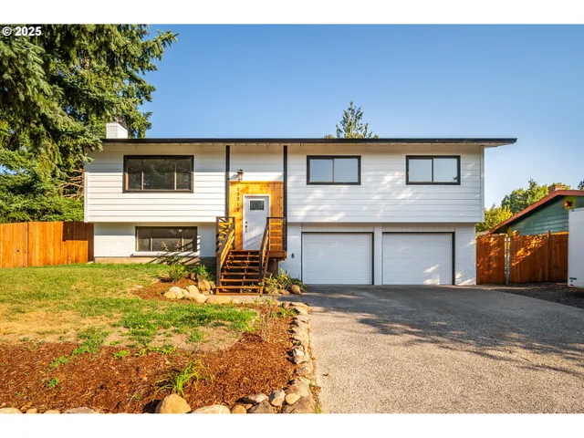 a view of a house with backyard