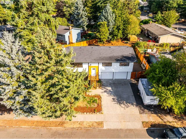 a view of house with a yard