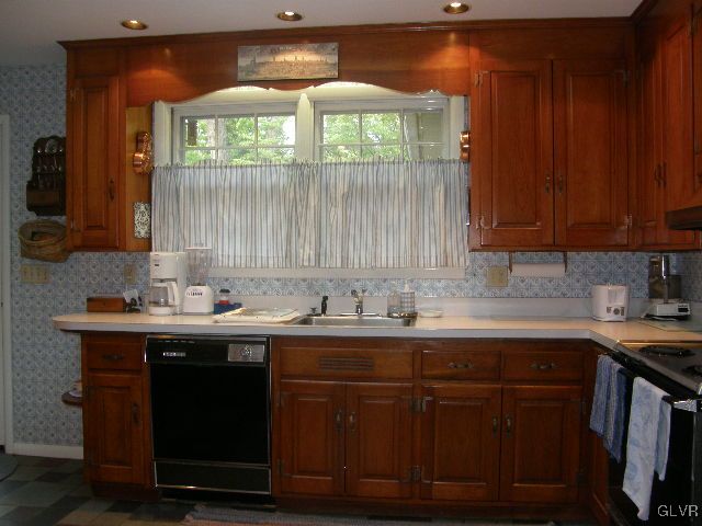 1433 Springhouse Road Allentown, PA 18104 - Photo 10 of 25 Gallery Image 10