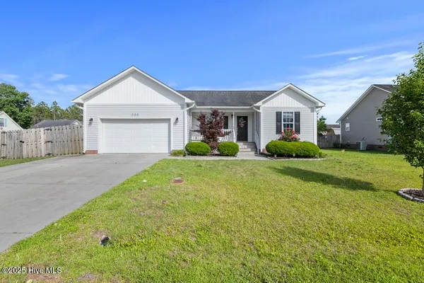 $1,900 | 301 Pine Ridge Lane, Holly Ridge, NC 28445