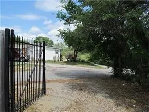 a view of a backyard with pathway