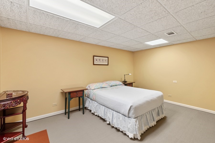 1700 Ridge Road Highland Park, IL 60035 - Photo 44 of 56 a bed sitting in a room