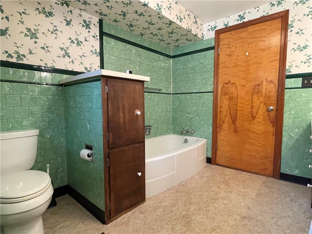 2774 Pulaski Road New Castle, PA 16105 - Photo 11 of 19 a bathroom with a toilet and bathtub