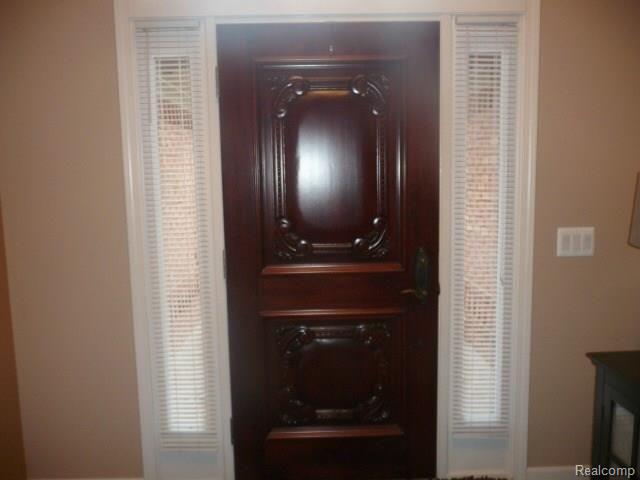 50391 Nesting Ridge Drive Macomb, MI 48044 - Photo 10 of 29 Front door interior.jpg