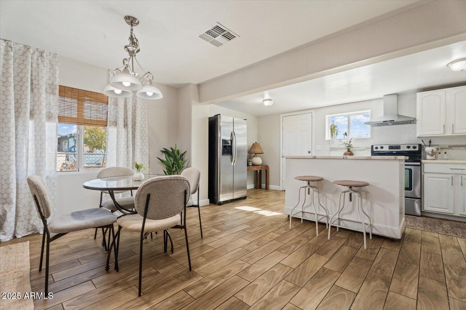 1927 West Lawrence Road Phoenix, AZ 85015 - Photo 8 of 22 Kitchen and dining