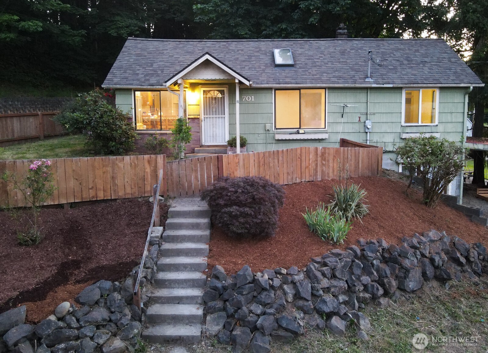 701 Northwest Dexter Avenue Winlock, WA 98596 - Photo 24 of 26 a front view of a house with a yard