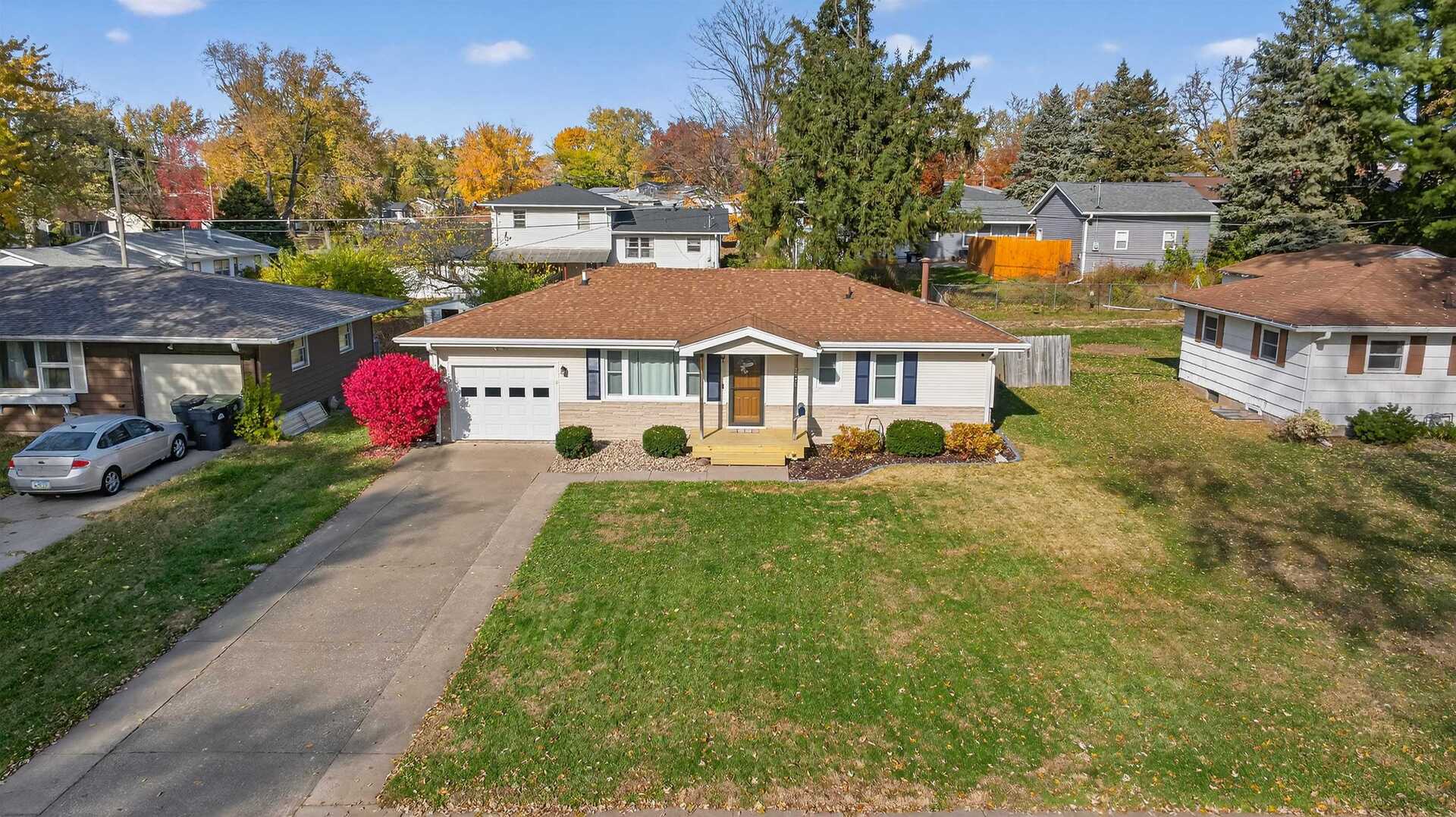 1136 4th Avenue North Clinton, IA 52732 - Photo 2 of 34 a front view of a residential houses with yard and green space
