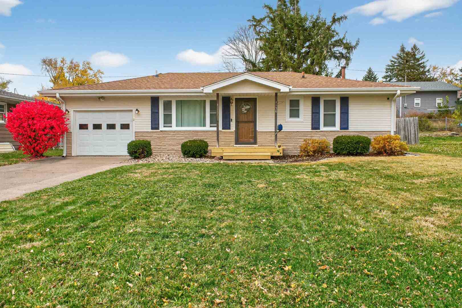 1136 4th Avenue North Clinton, IA 52732 - Photo 3 of 34 a front view of a house with a yard and porch
