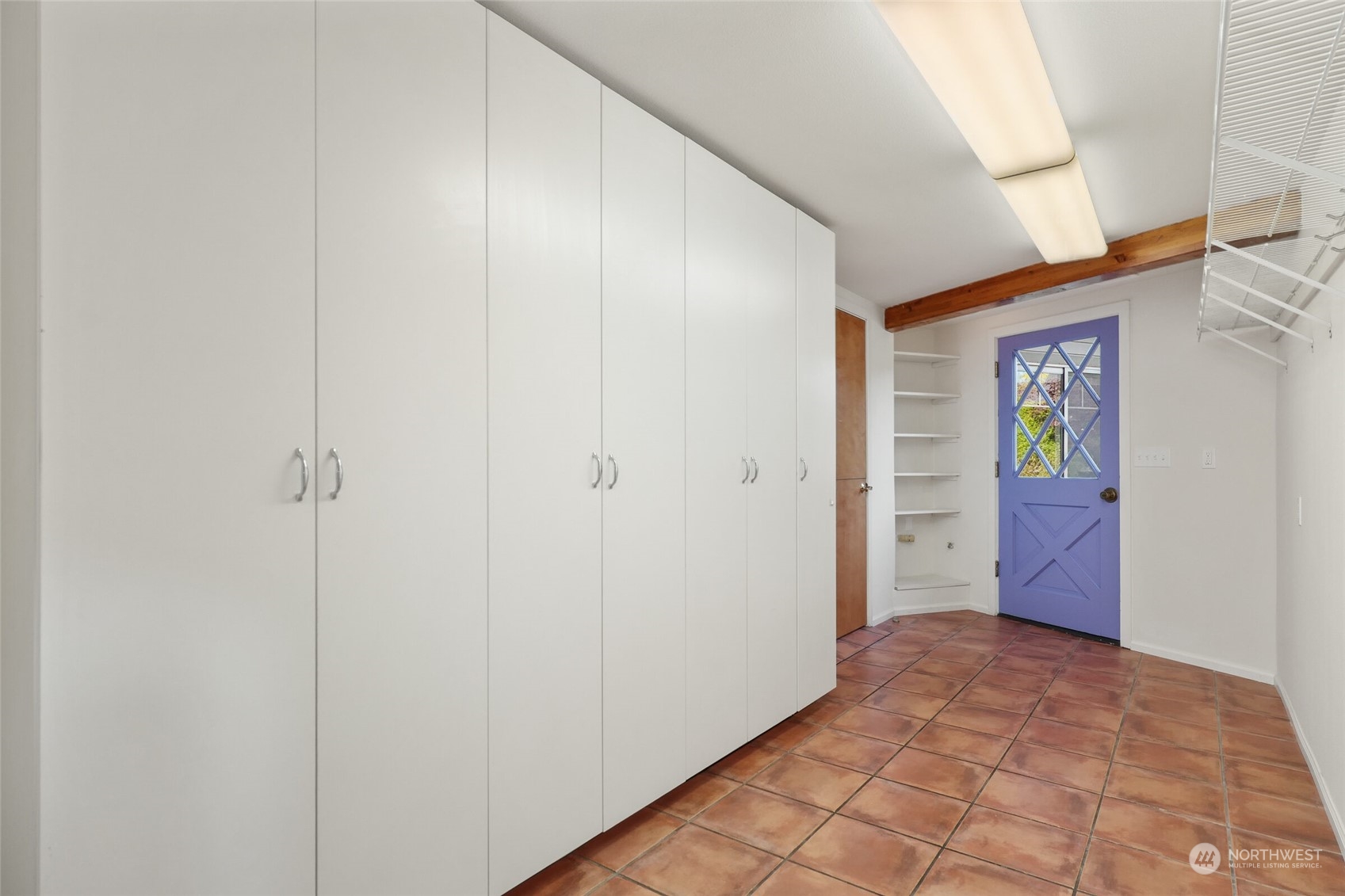 97 Samish Place La Conner, WA 98257 - Photo 20 of 40 a view of a hallway