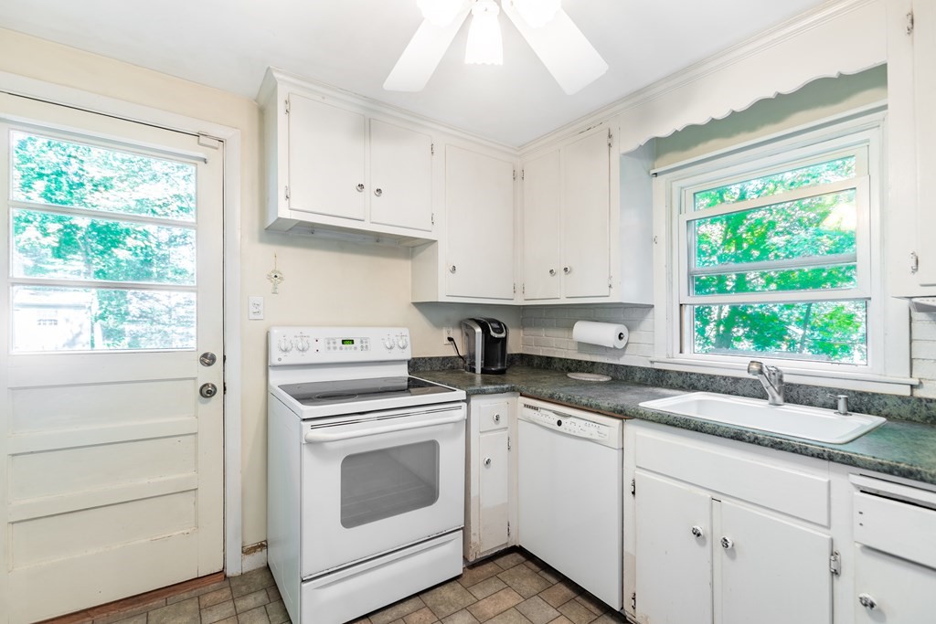 8 Country Lane Maynard, MA 01754 - Photo 9 of 21 Gallery Image 9