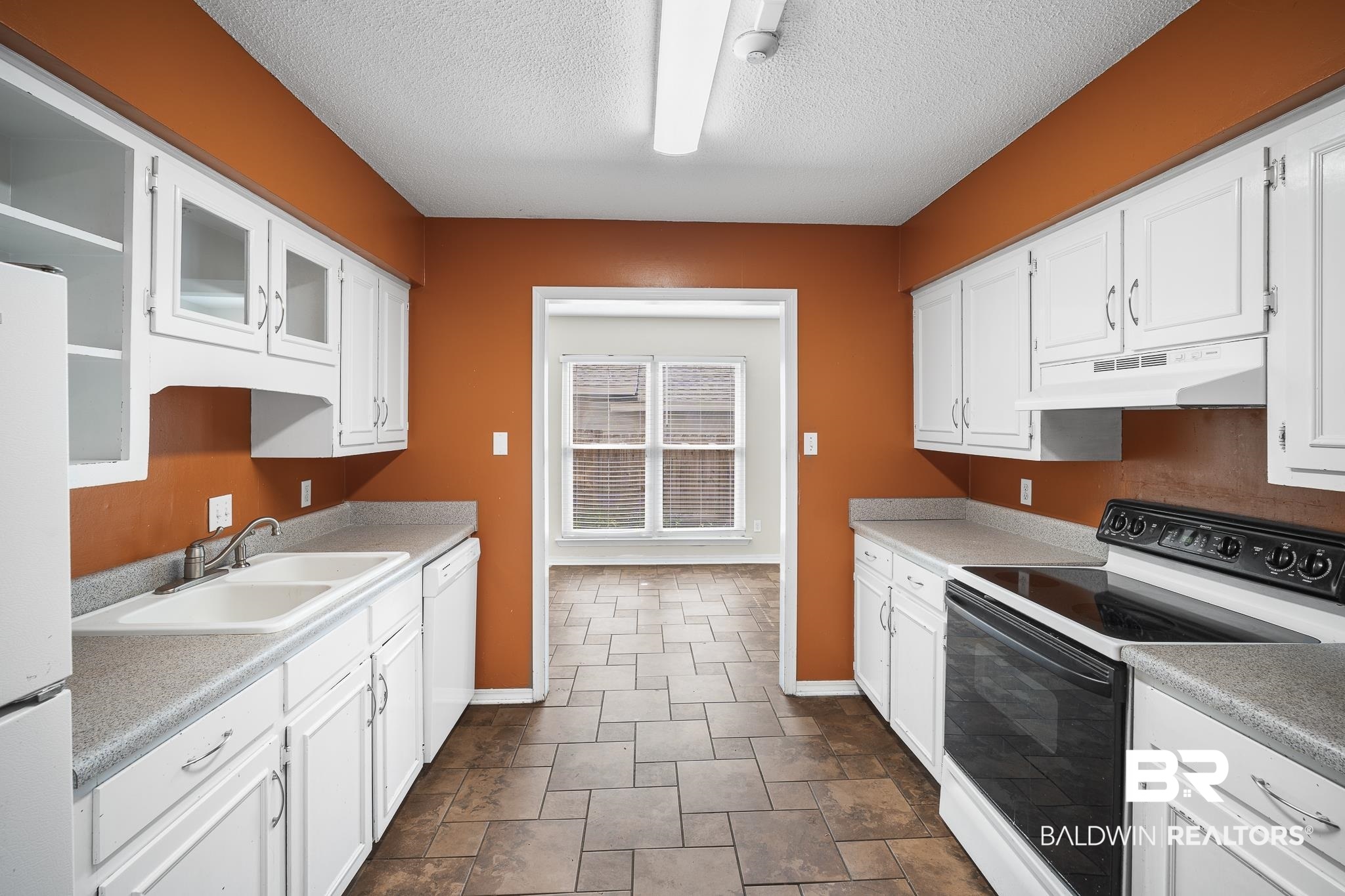 6513 Cedar Bend Court, Unit B Mobile, AL 36608 - Photo 6 of 23 Spacious Kitchen