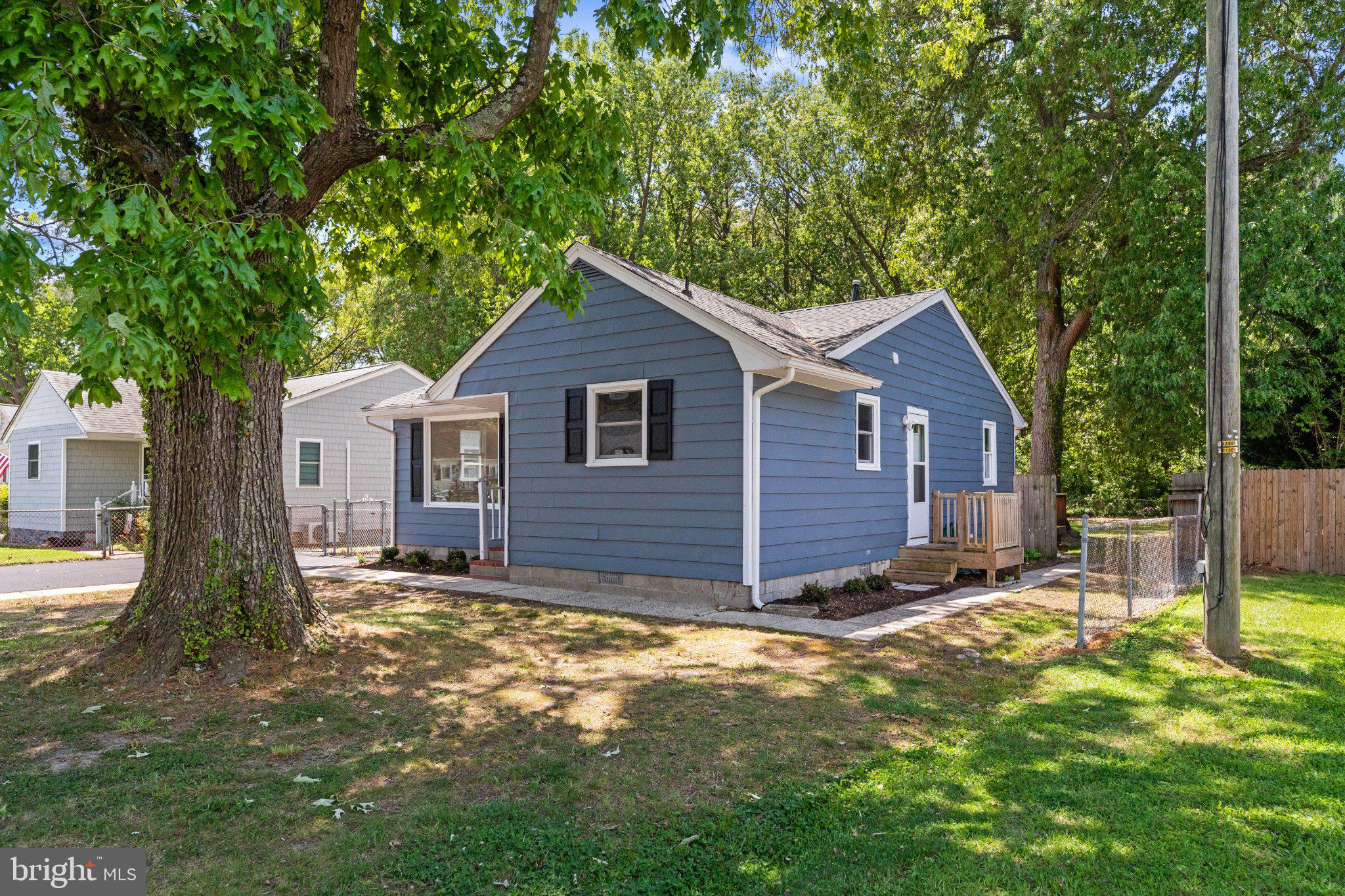 12 Oak Street Cambridge, MD 21613 - Photo 4 of 26 Charming blue home in a serene setting.