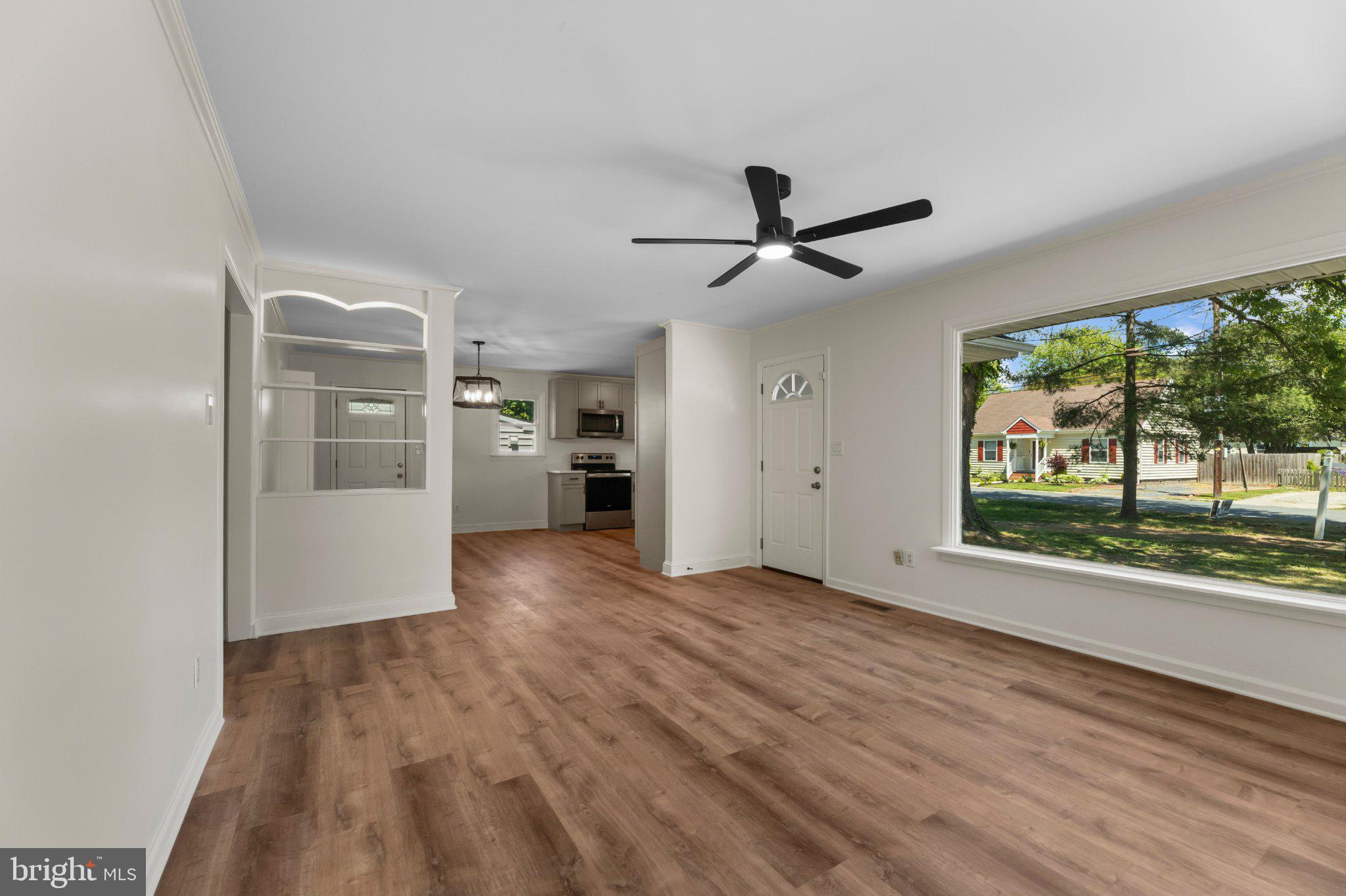 12 Oak Street Cambridge, MD 21613 - Photo 9 of 26 Bright and airy open living space.