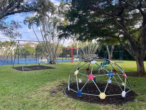 9775 Sun Pointe Drive Boynton Beach, FL 33437 - Photo 29 of 30 a view of a backyard with a table and chairs