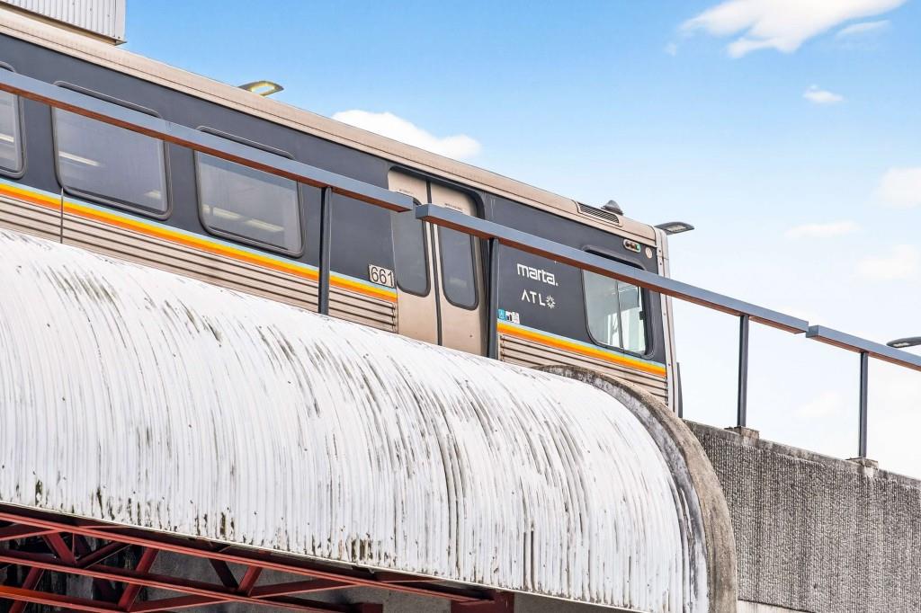 3668 Kingsboro Road Northeast, Unit 4 Atlanta, GA 30319 - Photo 31 of 43 a view of a balcony