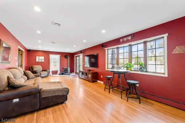 $625,000 | 8 Papoose Trail, Hopatcong, NJ 07821