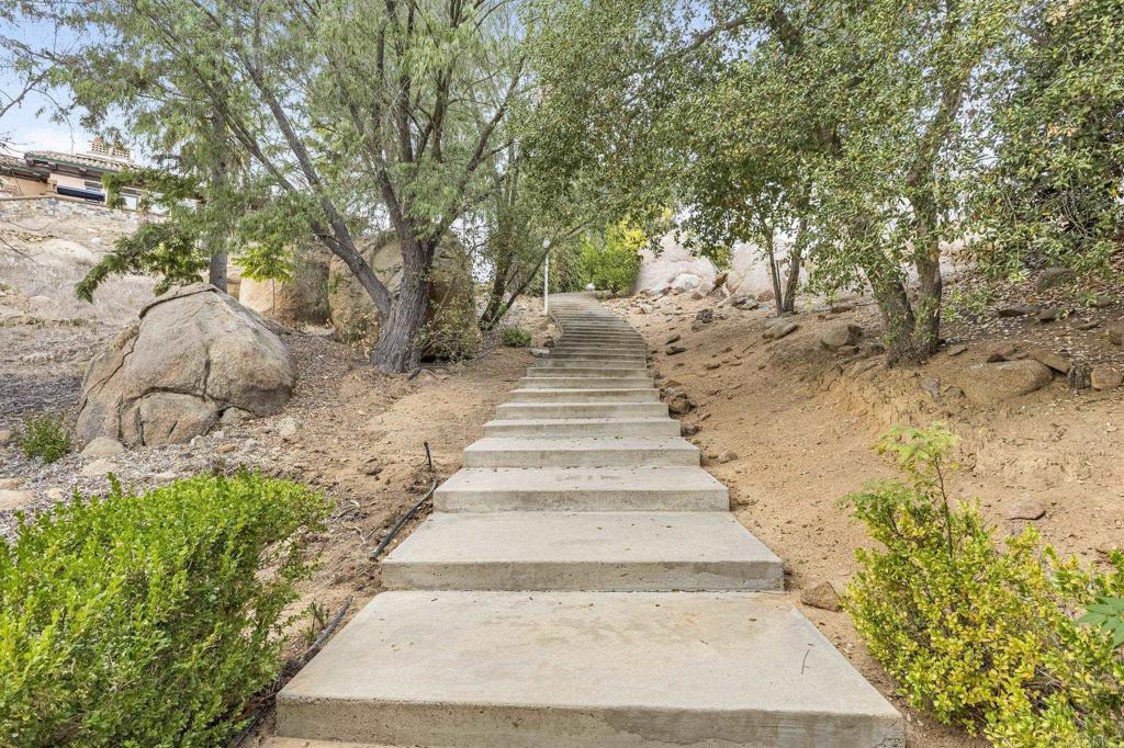 28720 Sandhurst Way Escondido, CA 92026 - Photo 12 of 57