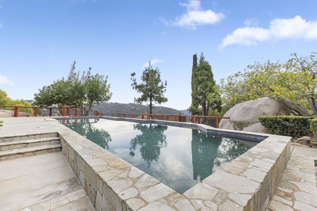 28720 Sandhurst Way Escondido, CA 92026 - Photo 4 of 57