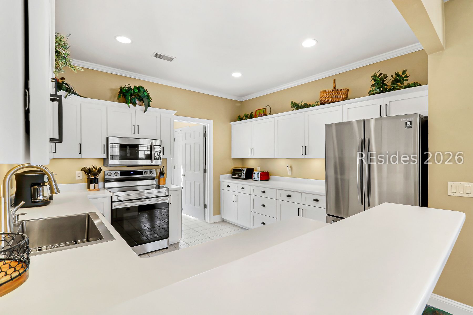 1 Gloucester Road, Unit E2 Hilton Head Island, SC 29928 - Photo 14 of 42 Deep sink & upgraded cab doors accent the kitchen