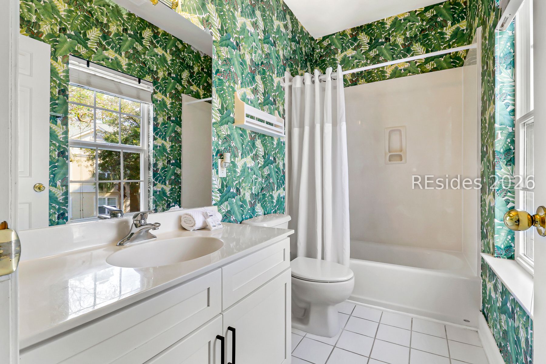 1 Gloucester Road, Unit E2 Hilton Head Island, SC 29928 - Photo 24 of 42 Ensuite bath in BR#2 with tub/shower ensemble