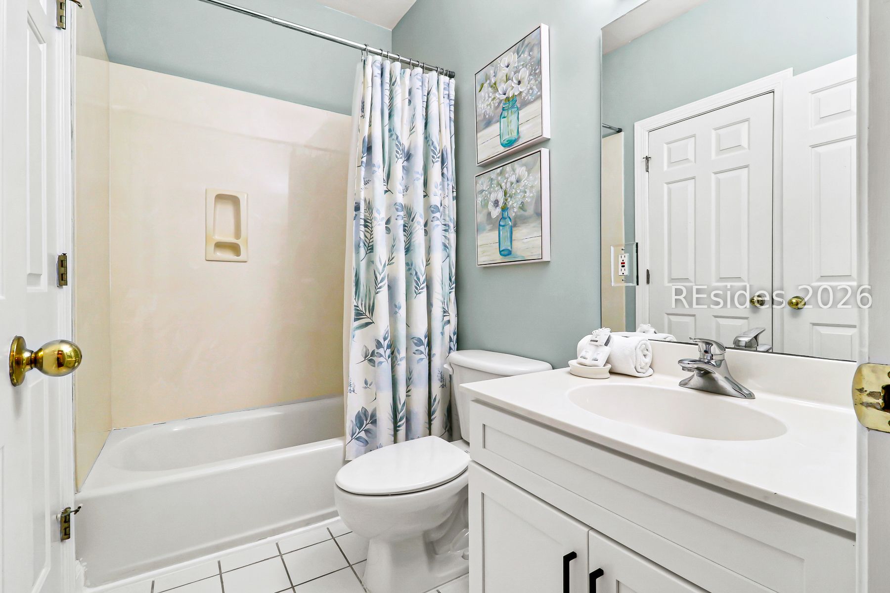 1 Gloucester Road, Unit E2 Hilton Head Island, SC 29928 - Photo 27 of 42 Full bathroom #3 with access to BR#3 & hallway