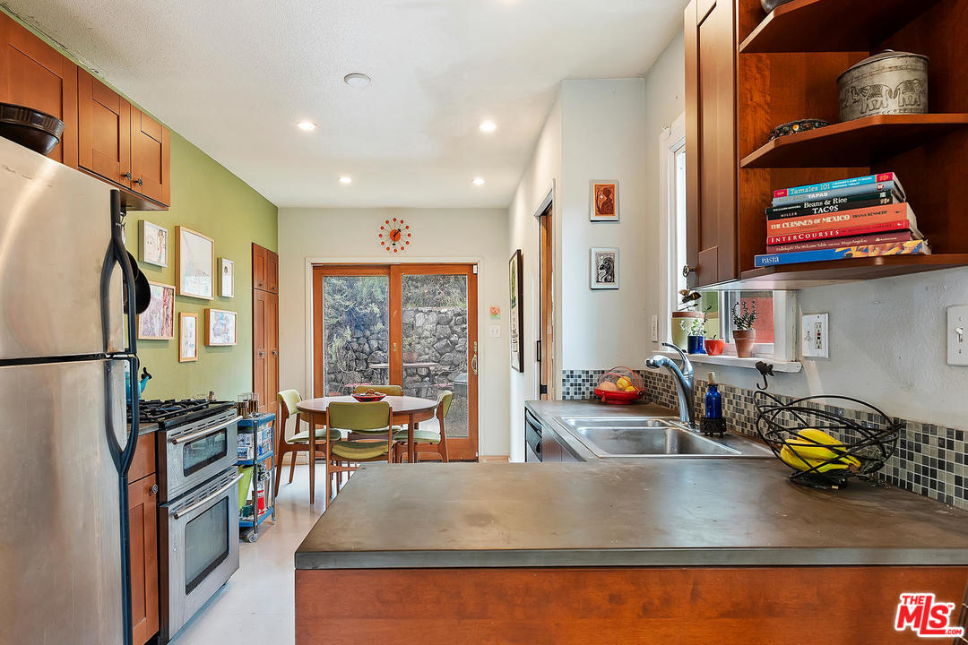 2425 Riverside Place Los Angeles, CA 90039 - Photo 11 of 28 Gallery Image 11