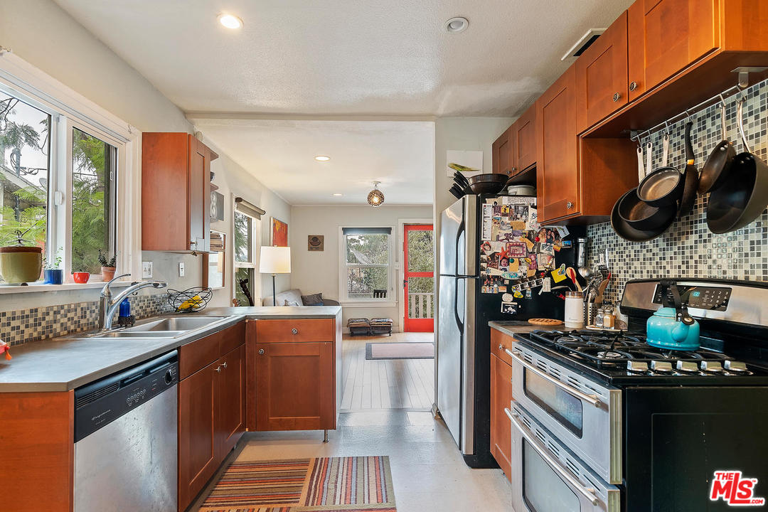 2425 Riverside Place Los Angeles, CA 90039 - Photo 13 of 28 Gallery Image 13