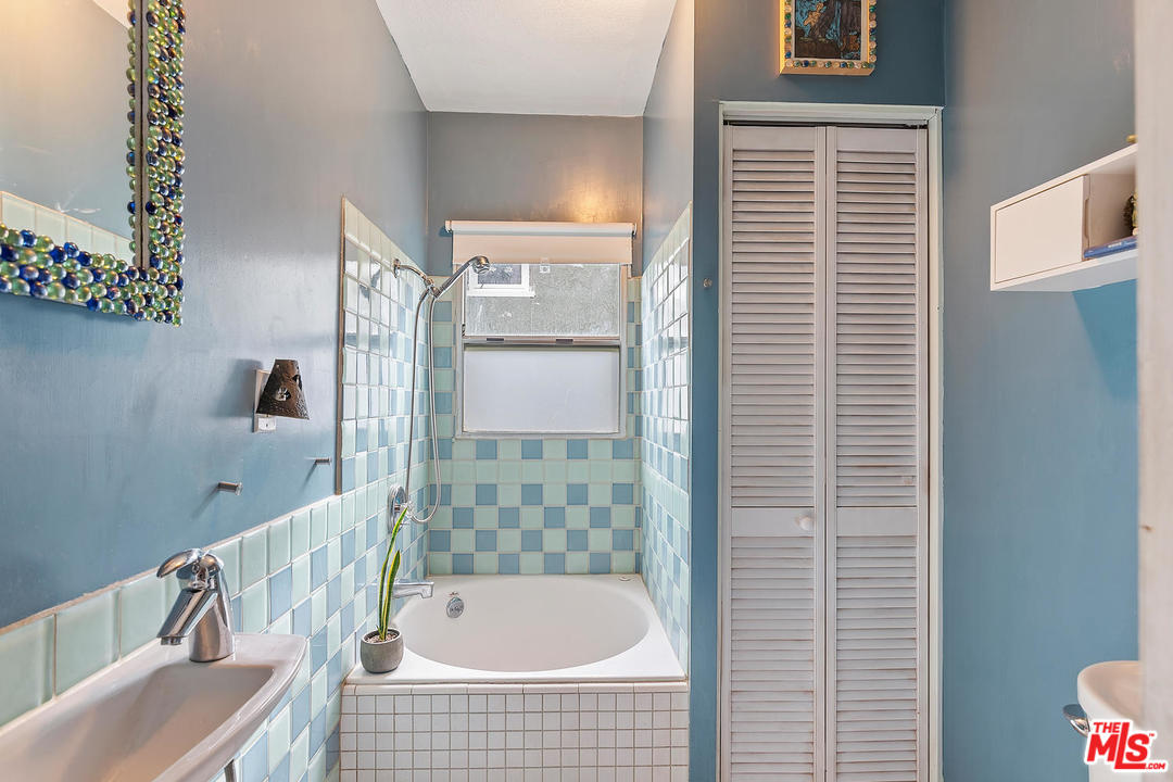 2425 Riverside Place Los Angeles, CA 90039 - Photo 20 of 28 Gallery Image 20