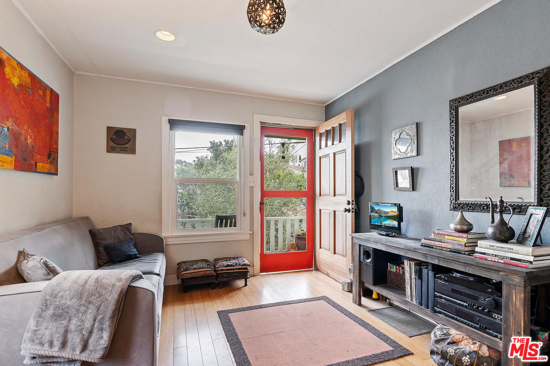 2425 Riverside Place Los Angeles, CA 90039 - Photo 6 of 28 Gallery Image 6