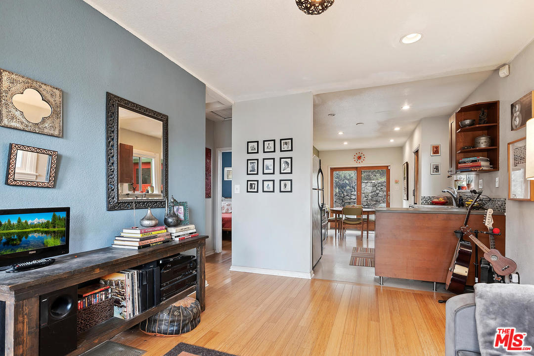 2425 Riverside Place Los Angeles, CA 90039 - Photo 10 of 28 Gallery Image 10