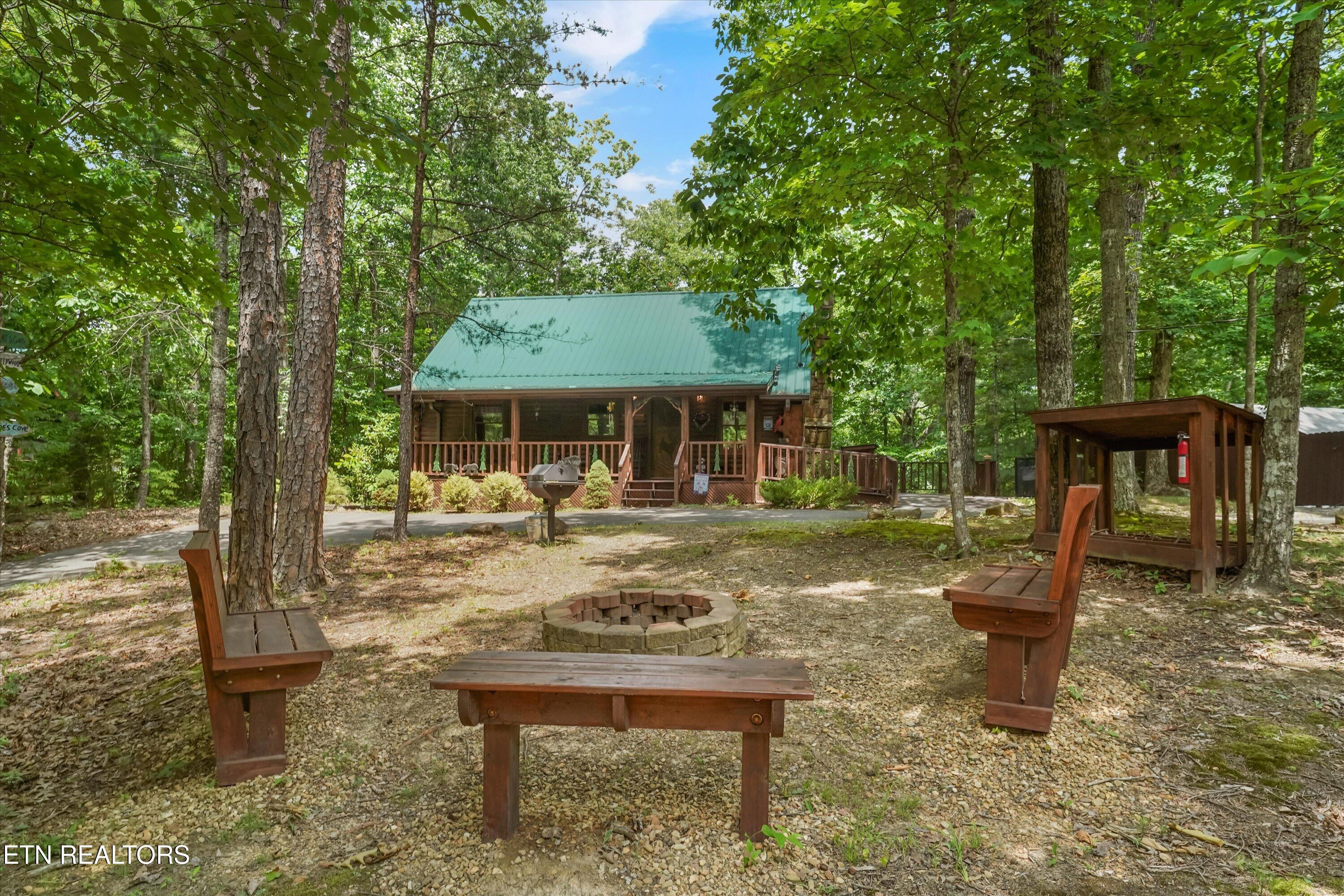 2308 Hidden Mountain Road Sevierville, TN 37876 - Photo 44 of 53 Outdoor Sitting Area