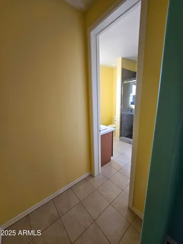 en empty room with windows and ceiling fan