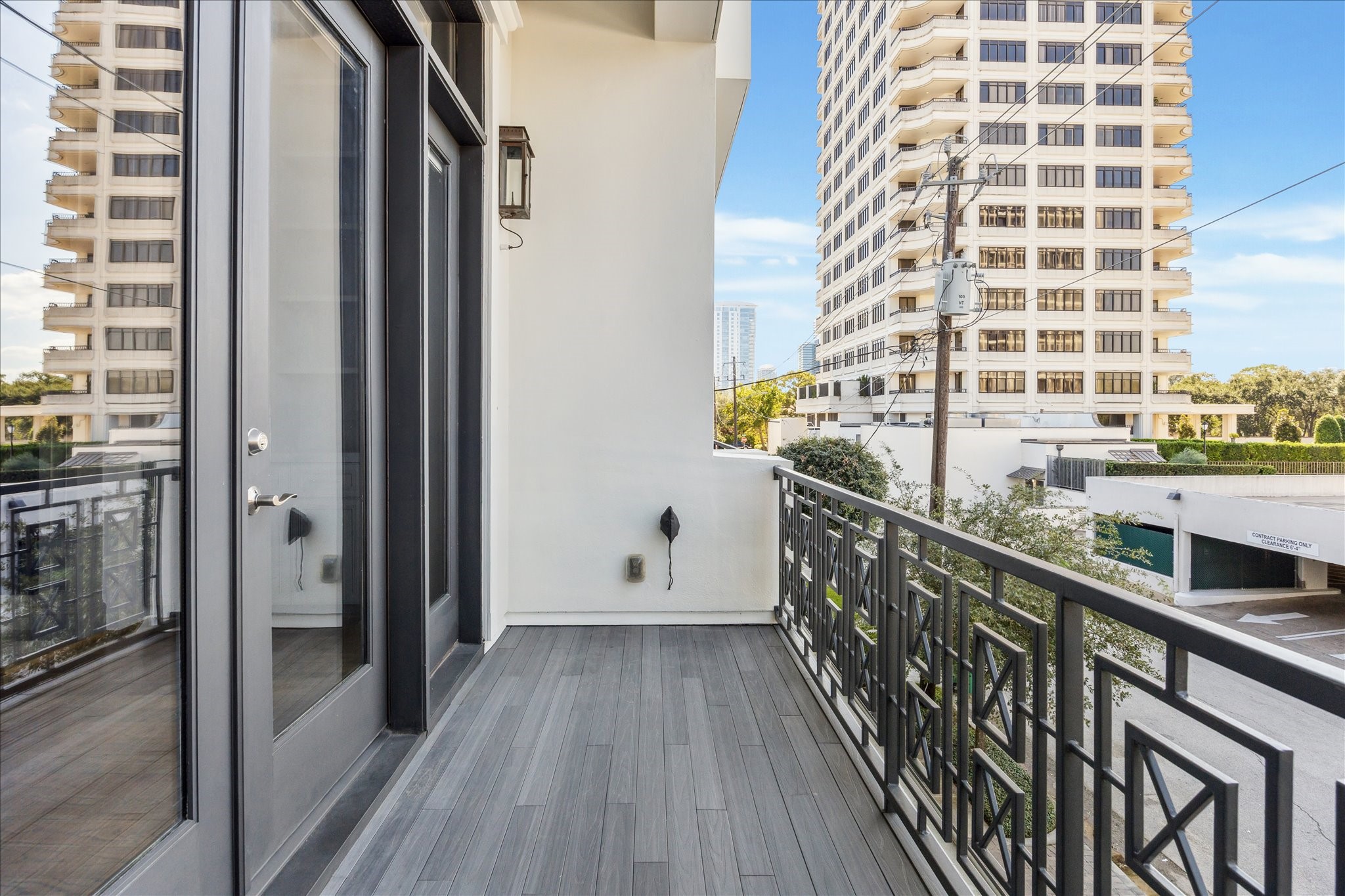 2103 Argonne Street, Unit B Houston, TX 77019 - Photo 13 of 28 Balcony off of the living room.