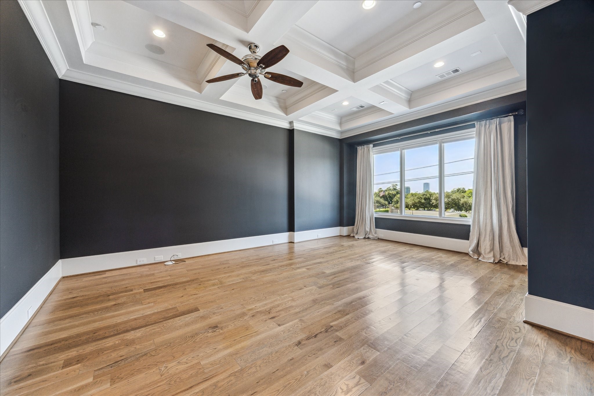 2103 Argonne Street, Unit B Houston, TX 77019 - Photo 15 of 28 Large primary bedroom with room for sitting area.