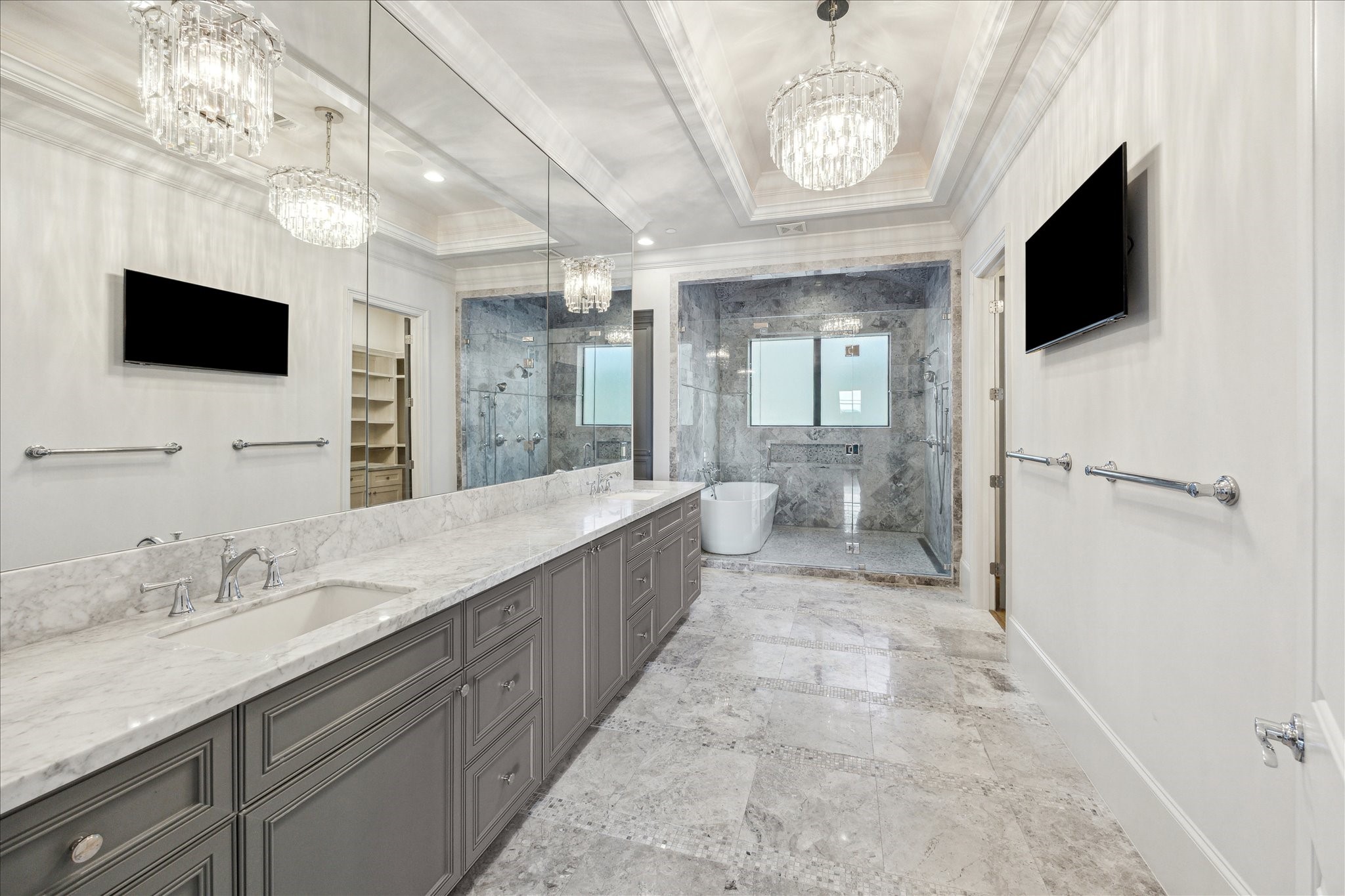 2103 Argonne Street, Unit B Houston, TX 77019 - Photo 16 of 28 Primary bathroom with double sinks and a large walk in shower with soaking tub.