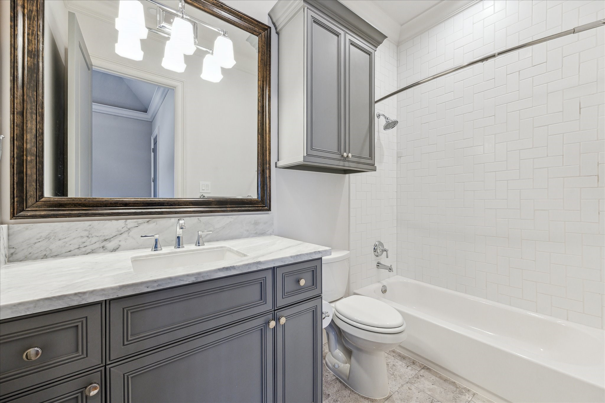 2103 Argonne Street, Unit B Houston, TX 77019 - Photo 21 of 28 Private bath for Bedroom #3