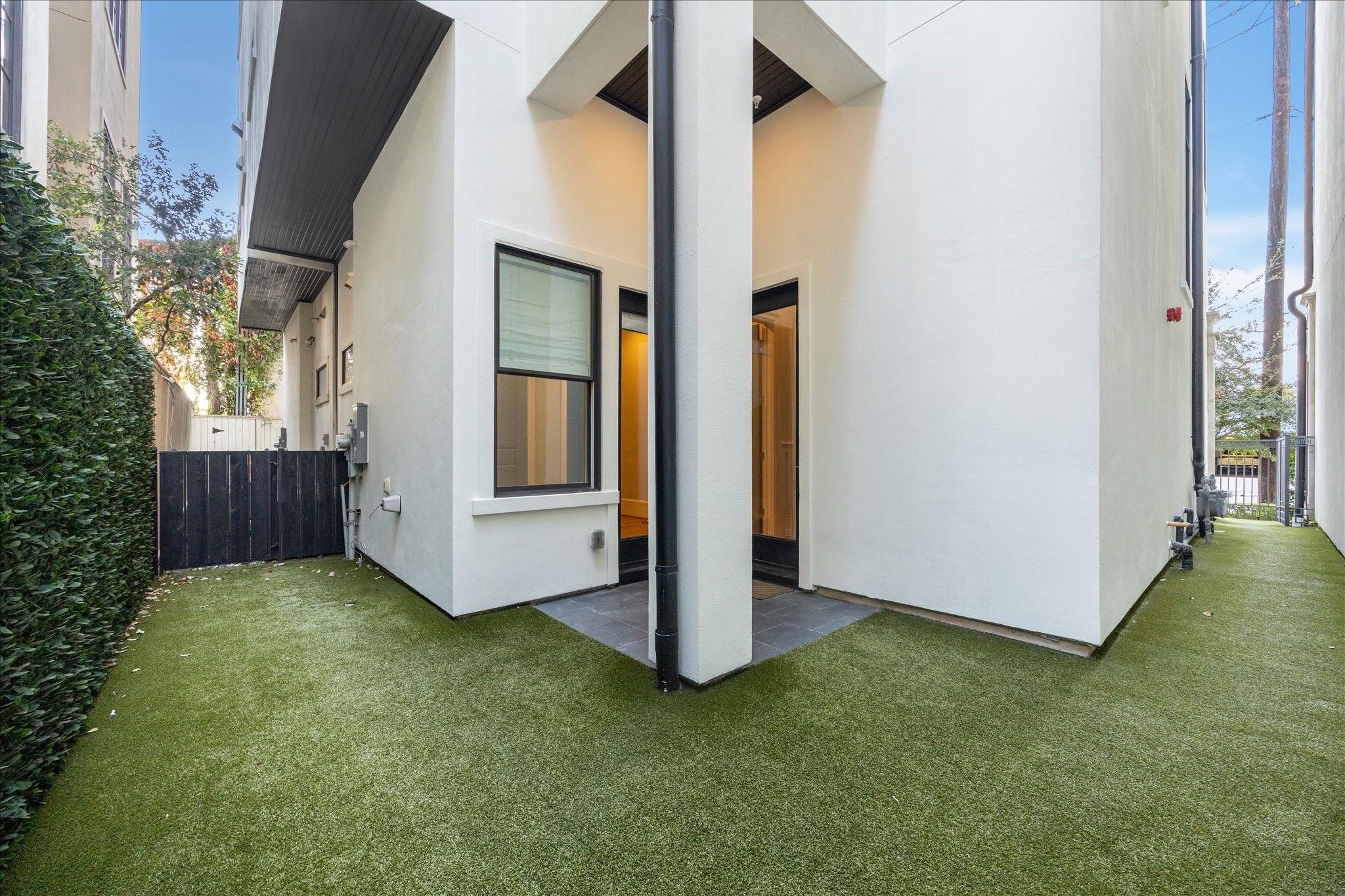 2103 Argonne Street, Unit B Houston, TX 77019 - Photo 26 of 28 Yard is fully turfed through back and side of home.