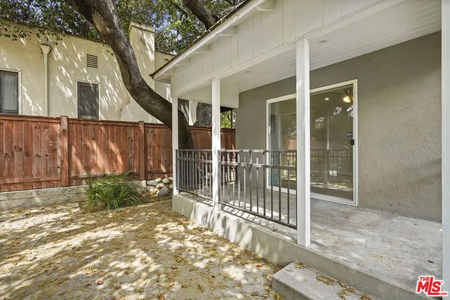 a view of a entrance gate of the house